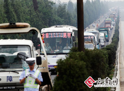 昆曲高速大货撞翻油罐车1死3伤 数十吨电石差点爆炸_新闻中心_新浪网